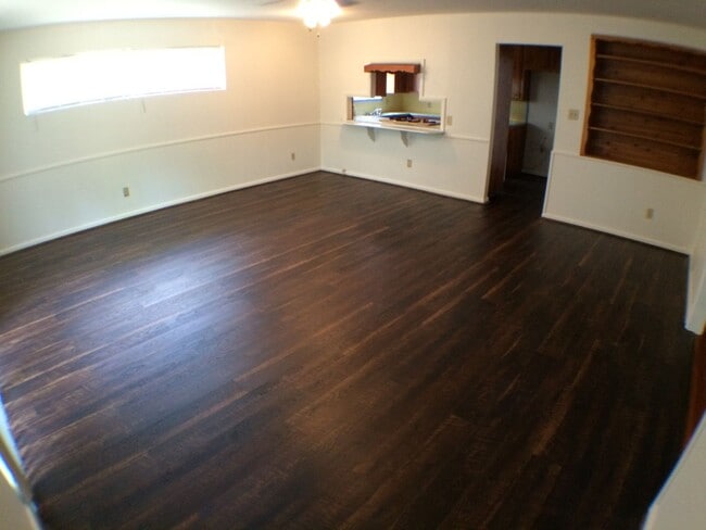 Building Photo - Charismatic 3 Bed 2 Bath Home!