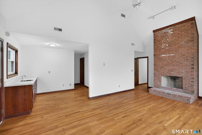 Building Photo - 82 Limewood Ave