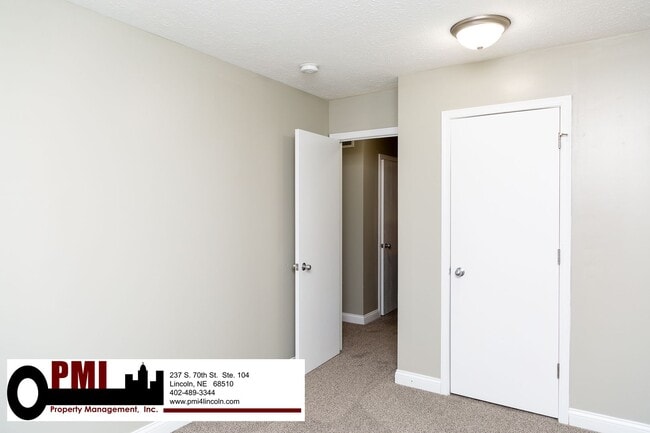 Building Photo - 3 Bedroom and 1.5 bathroom Duplex for rent