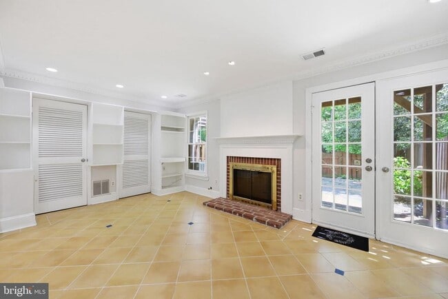 Building Photo - 2009 Gervais Dr