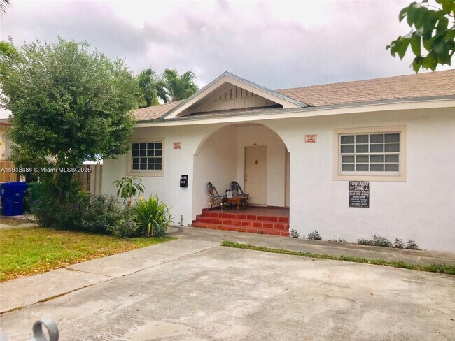 Building Photo - 568 SW 3rd St