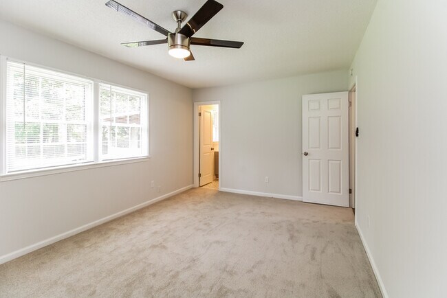 Building Photo - 2631 Hillway Dr