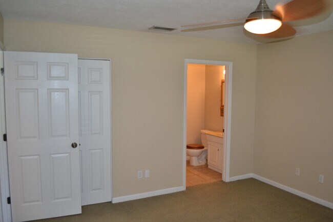 Building Photo - 26 Ocale Way S