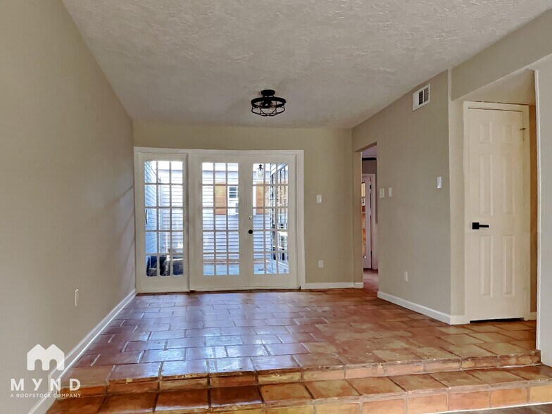 Building Photo - 2052 Lakeside Dr