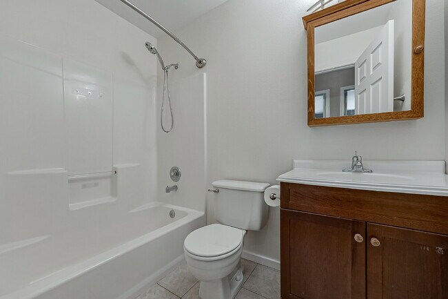 Building Photo - Super cute 2 bedroom, 1 3/4 bathrooms, Ful...