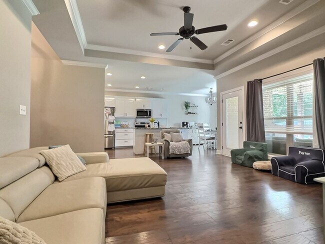 Building Photo - Pine Level - 4 Bed, 2 Bath, Indoor & Outdoor Fireplaces!
