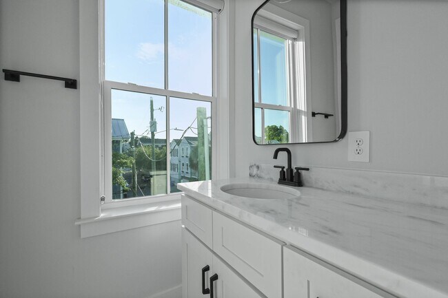 Building Photo - Elevated Charleston Charmer