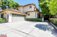 Building Photo - Gorgeous Mountain View Home Near Downtown