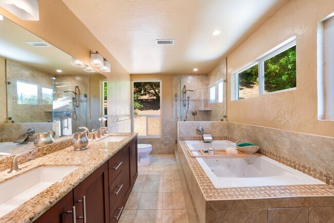 Building Photo - Stunning Mid-Century Modern 5bed/3.5 bath Home on 1.92 acres