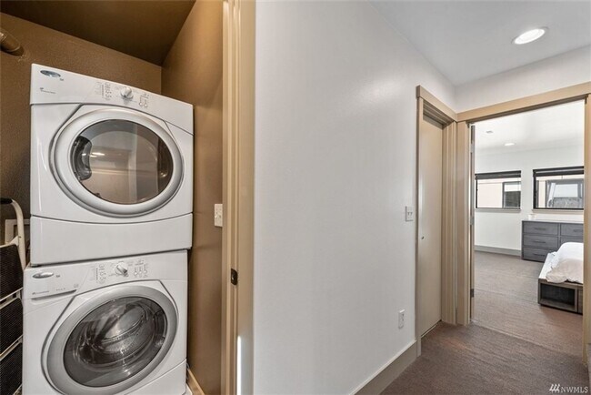 Building Photo - 2Bd/1.75Ba Seattle Townhouse