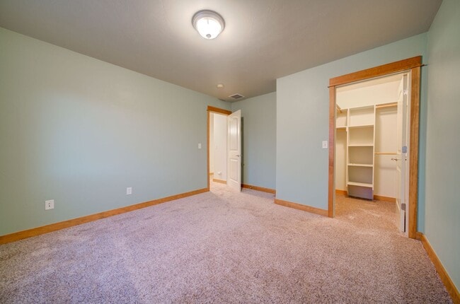 Building Photo - Laurel Glen Condo For Lease