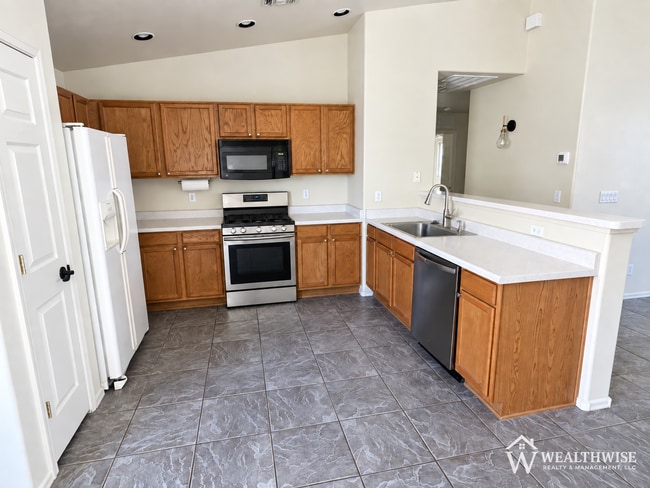 Building Photo - Now Available! Spacious 4 Bedroom Home with Den in Rita Ranch