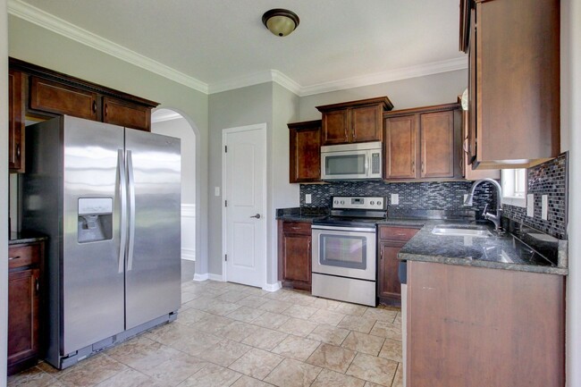 Building Photo - --AVAILABLE NOW! MOVE-IN READY!!!