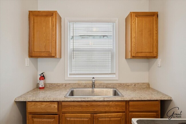 Building Photo - $1200 2 bedroom large home