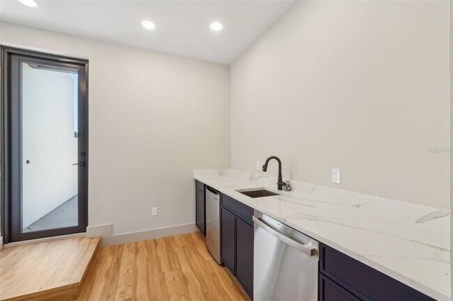 Building Photo - 1412 S Moody Ave