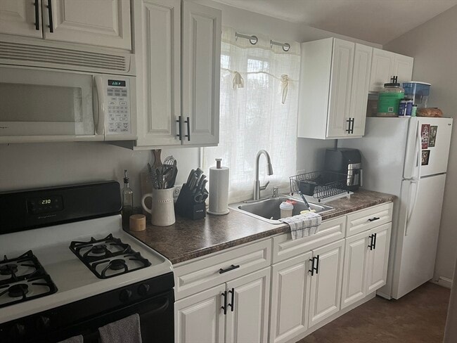 Building Photo - 102 Summer St