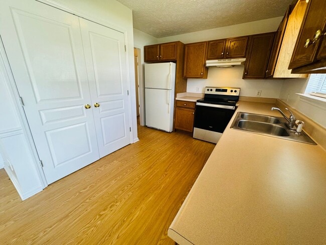 Building Photo - For Lease - 3 Bed, 2 Bath, 1400sqft Home i...