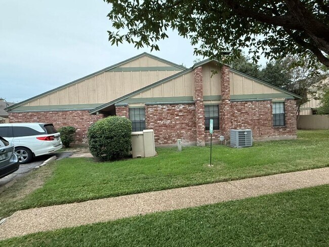 Building Photo - 907 E Meadowmere Ln