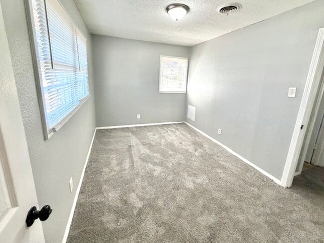 Building Photo - AdenSt3203