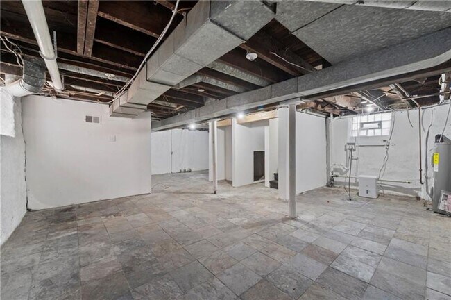 Building Photo - 220 Dewey St