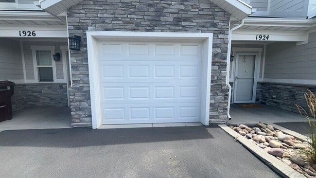 Building Photo - Spacious Townhome with 1 car garage w/ Mountain Views