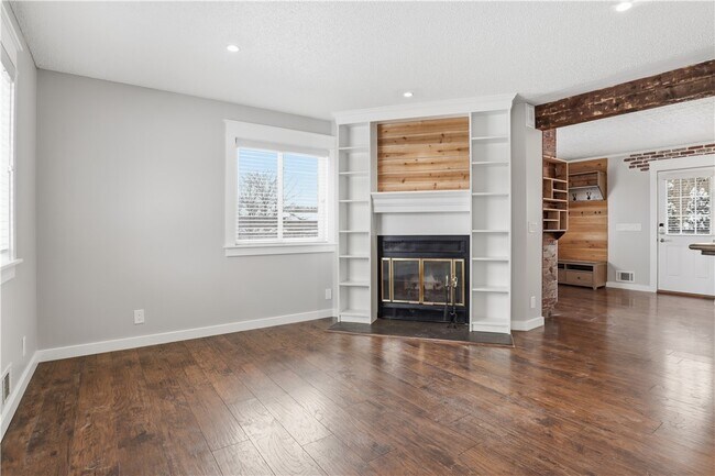 Building Photo - 456 Surrey Hill Way