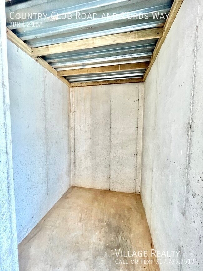 Building Photo - 703 Country Club Rd