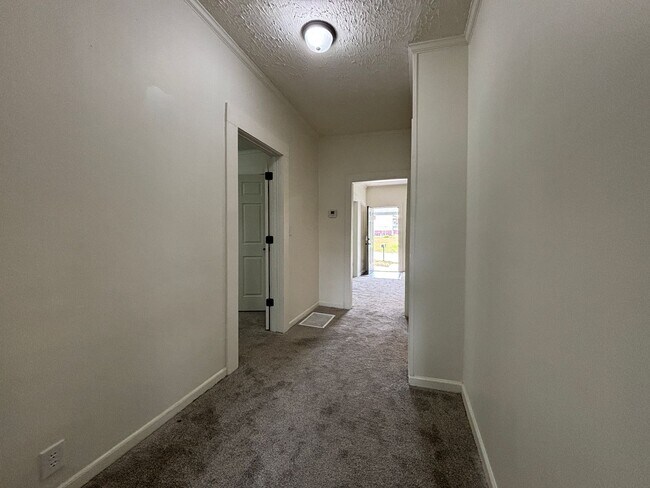 Building Photo - Newly Renovated 2 Bed/ 2 Bath- Great Downt...