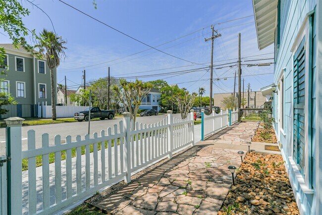 Building Photo - 818 11th St