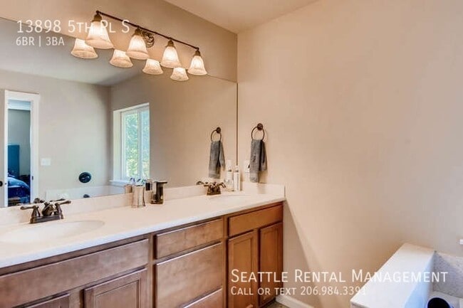 Building Photo - Burien - Rare 6 Bedroom Home Hidden Betwee...