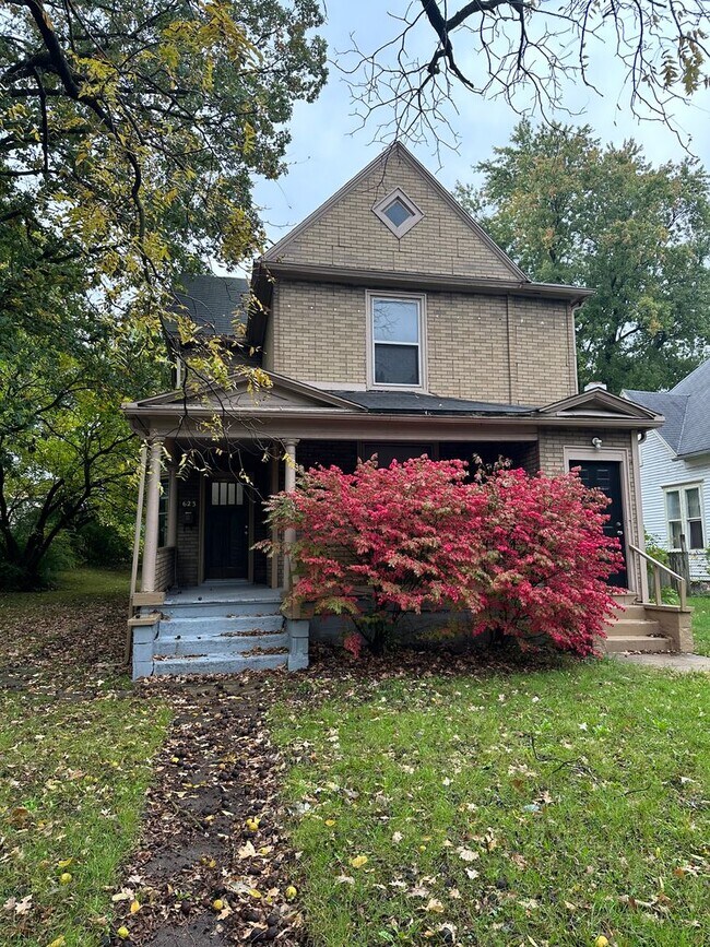 Primary Photo - 623 W Creighton Ave