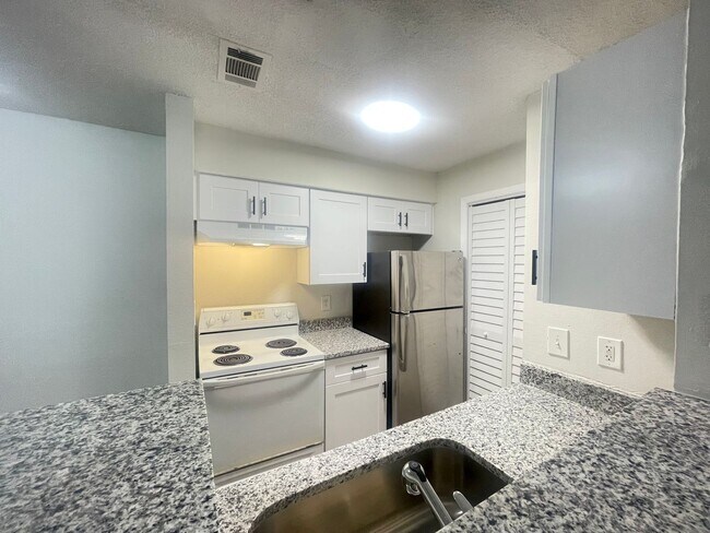 Building Photo - 1 Bed / 1 Bath Condo in Gated Comm. In Altamonte Springs, Available Now!!