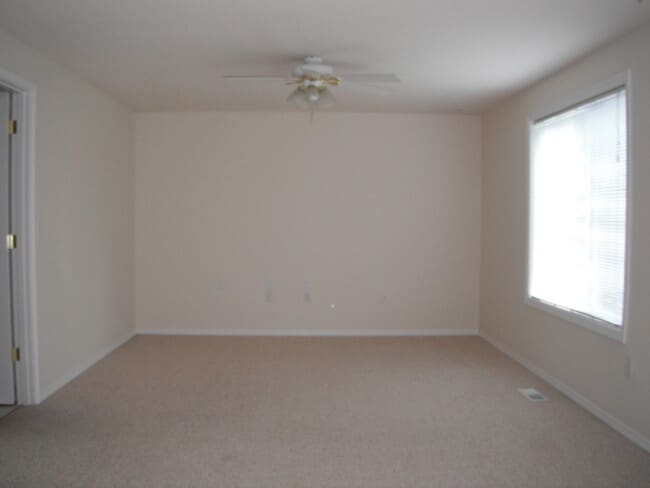 Building Photo - Spacious home and yard ready for you!