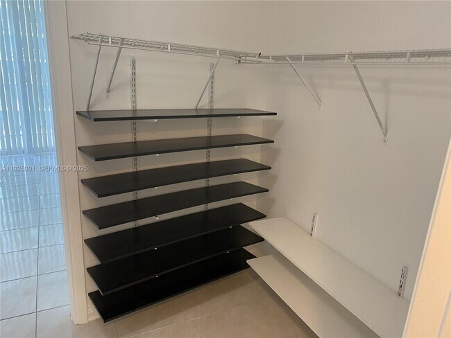 Building Photo - 1750 N Bayshore Dr