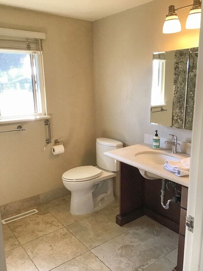 Building Photo - 3 Bedroom Home in Gilroy