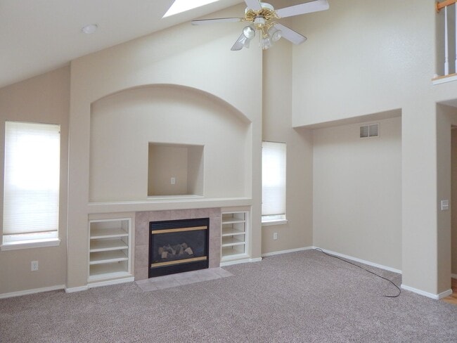 Building Photo - 203 Cleopatra St