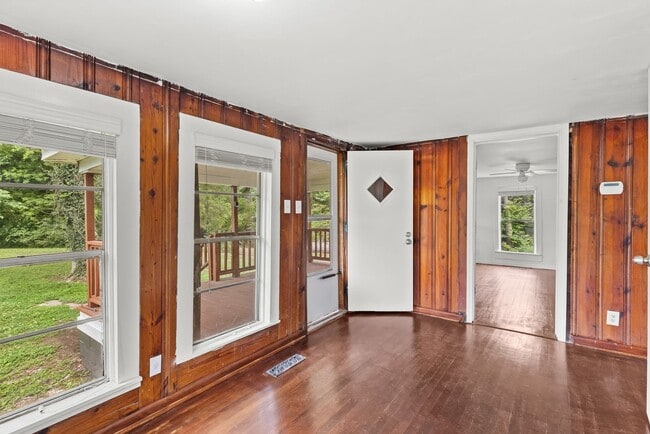 Building Photo - Charming 2 Bedroom, 2 Bathroom house