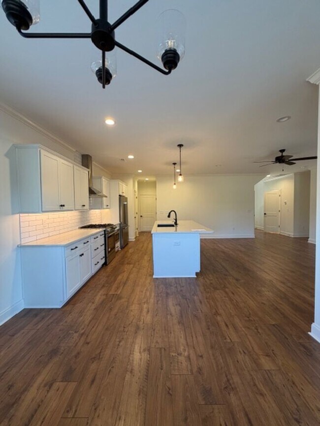 Building Photo - Maryville 37803 - 4 bedroom 3.5 bath - call Ed Johnson 865-924-5045