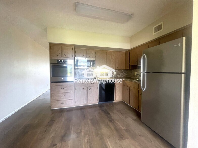 Building Photo - 2402 Ecuadorian Way