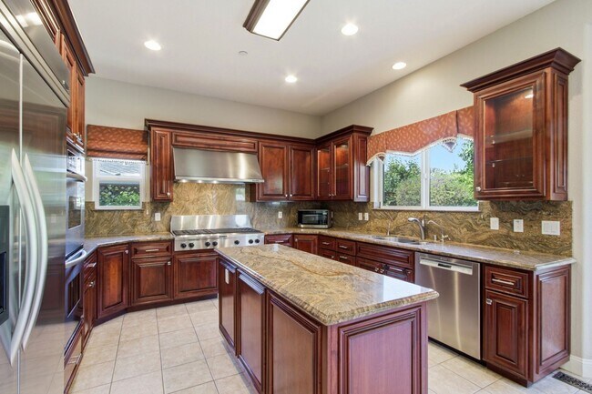 Building Photo - Stunning 5-Bedroom Sunnyvale Home