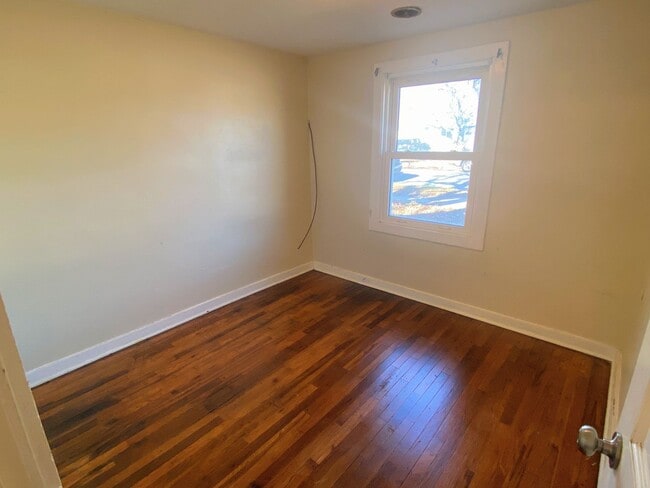 Building Photo - 3 Bedroom 1 Bathroom house