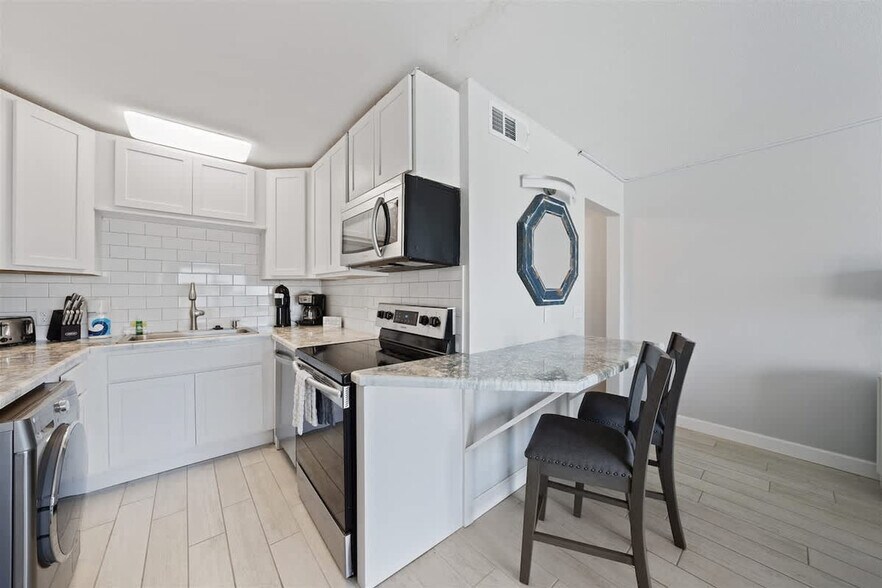 Building Photo - 8743 Thomas Dr