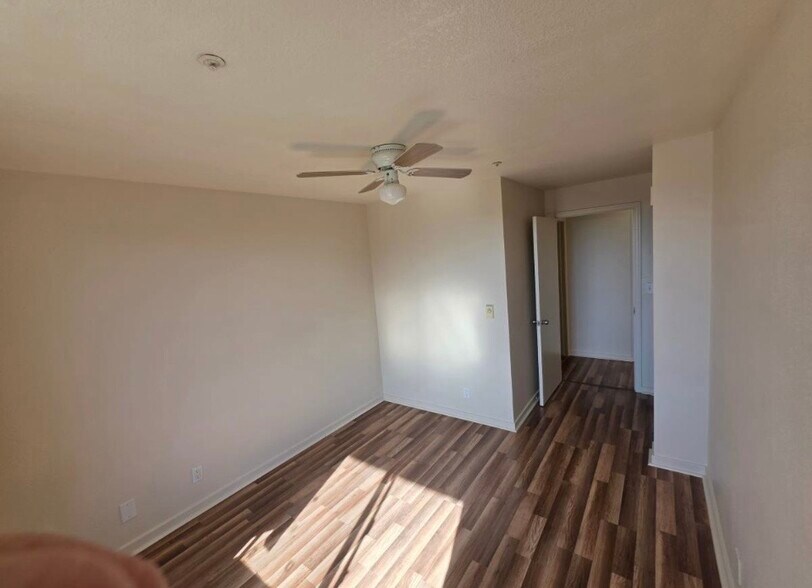 2nd bedroom with large closet space - 2901 MacArthur Blvd