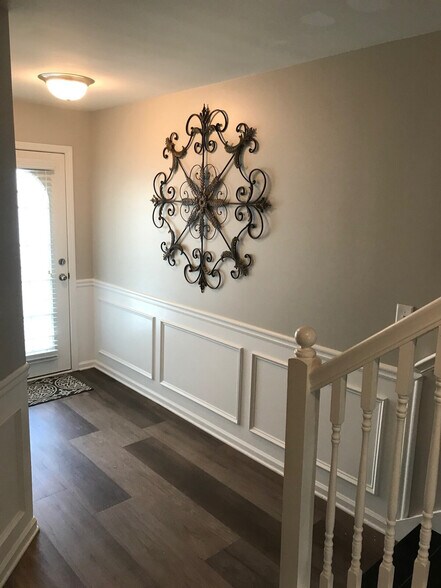 Building Photo - 327 Hidden Creek Ln