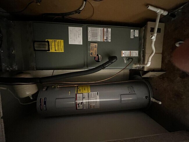 Building Photo - 19245 Tuttle Rd