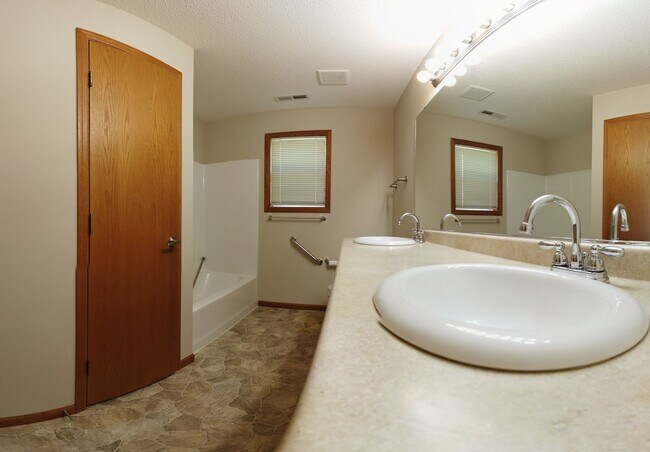 Building Photo - One Level 2 Bedroom Townhome