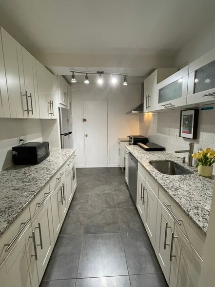 Kitchen - 4201 Cathedral Ave NW