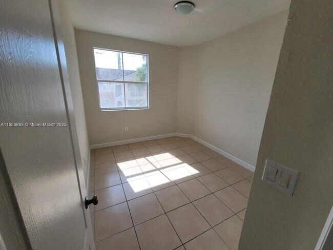 Building Photo - 2900 SE 17th Ave