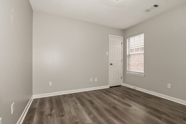 Building Photo - 9362 Garden Woods Dr