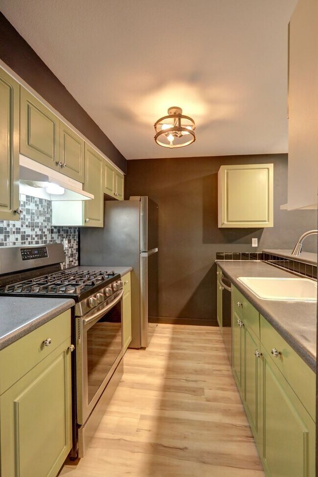 Building Photo - Charming 1 bedroom, 1 bathroom Queen Anne ...